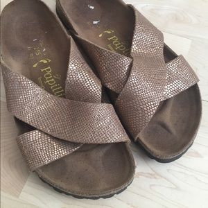 Papillo slip on. Snake skin like texture, pink.